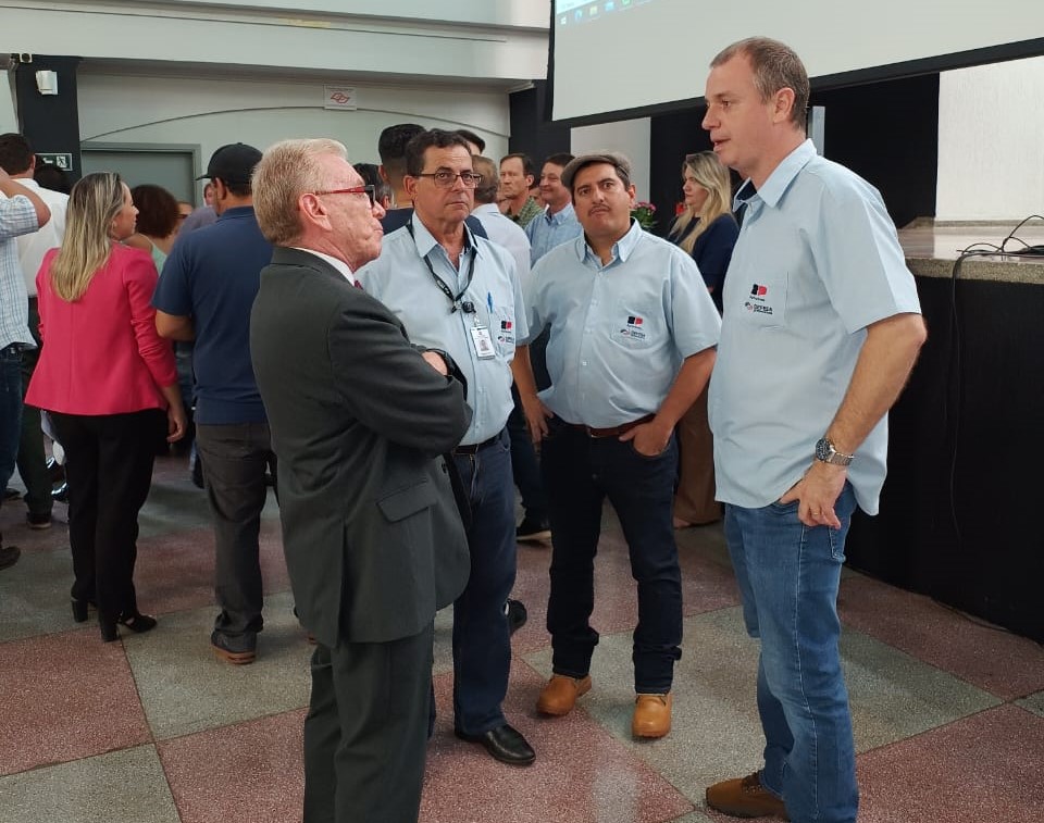 Foto com participantes do evento, incluindo o presidente e o secretário-geral do CRMV-SP, Odemilson Donizete Mossero e Fernando Gomes Buchala.