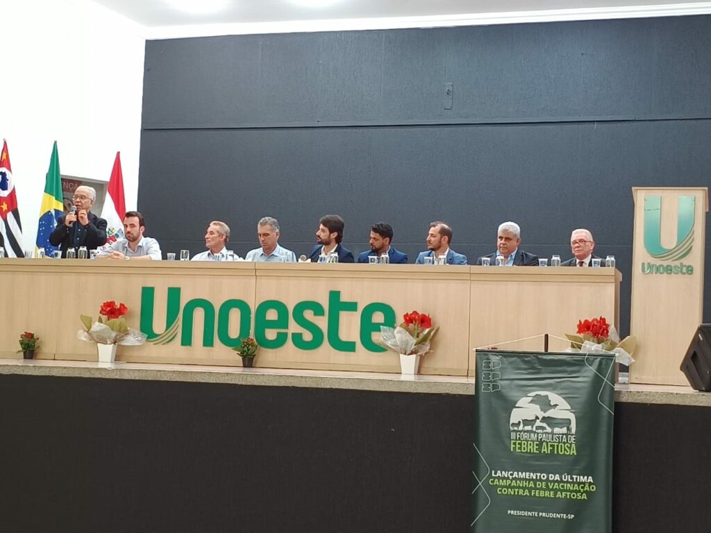 A foto mostra a mesa de abertura do evento, com as autoridades sentadas, incluindo o presidente do CRMV-SP, Odemilson Donizete Mossero.