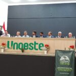 A foto mostra a mesa de abertura do evento, com as autoridades sentadas, incluindo o presidente do CRMV-SP, Odemilson Donizete Mossero.