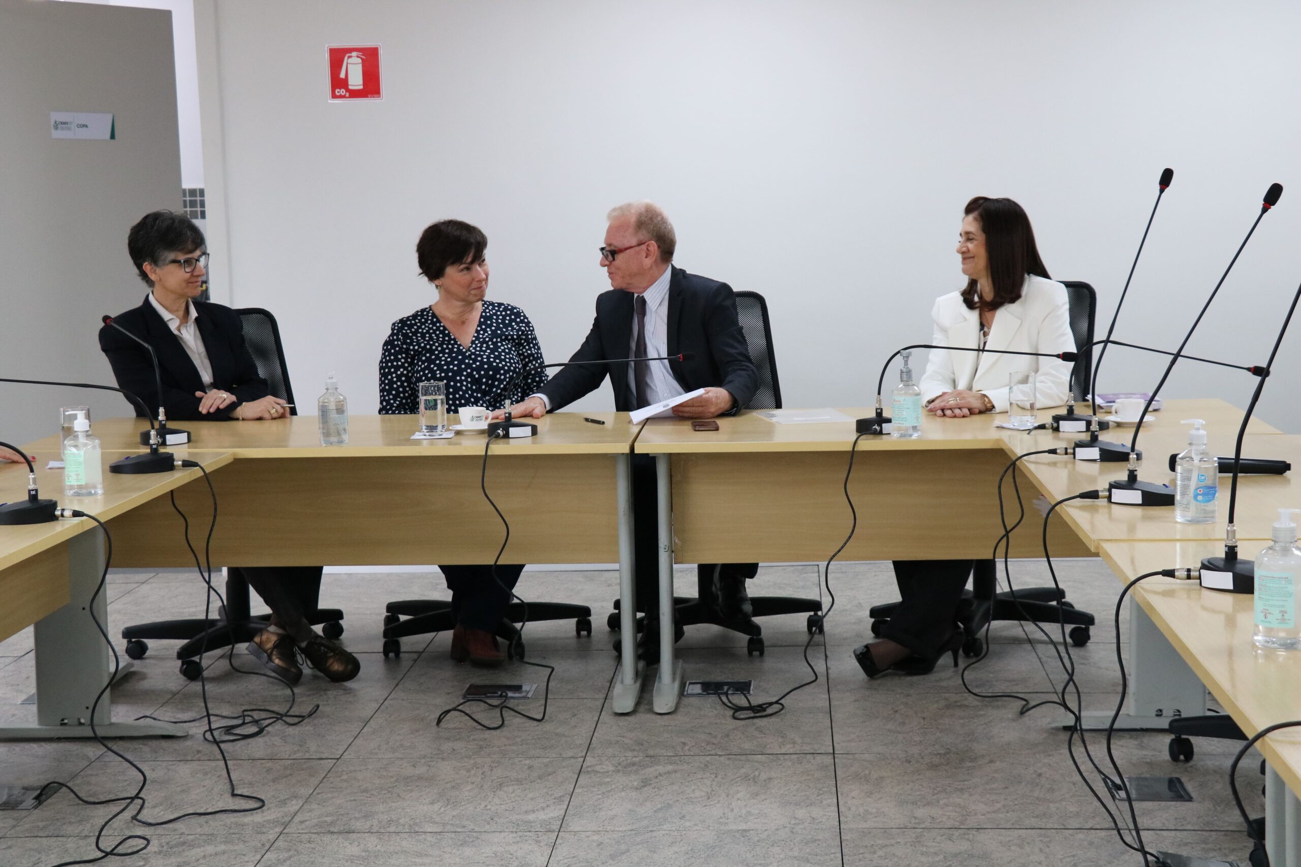 Na foto, durante a posse, a presidente da Comissão de Pesquisa Clínica Veterinária do CRMV-SP, Greyce Balthazar Lousana, a nova integrante, Giselle Kindlein, o presidente do Regional, Odemilson Donizete Mossero, e a tesoureira da autarquia, Rosemary Viola Bosch.