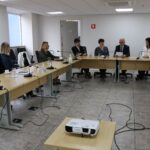 Na foto, da esquerda para a direita, as integrantes da Comissão de Pesquisa Clínica Veterinária do CRMV-SP, Clea Camargo, Tatiana Gotti, e Silvana Gorniak; a presidente da Comissão, Greyce Lousana; a nova integrante, Giselle Kindlein; o presidente e a tesoureira do Regional, Odemilson Donizete Mossero e Rosemary Viola Bosch.