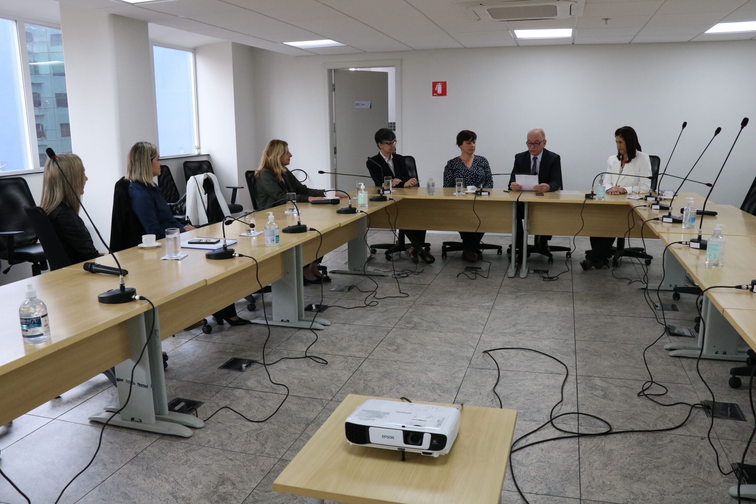 Na foto, da esquerda para a direita, as integrantes da Comissão de Pesquisa Clínica Veterinária do CRMV-SP, Clea Camargo, Tatiana Gotti, e Silvana Gorniak; a presidente da Comissão, Greyce Lousana; a nova integrante, Giselle Kindlein; o presidente e a tesoureira do Regional, Odemilson Donizete Mossero e Rosemary Viola Bosch.