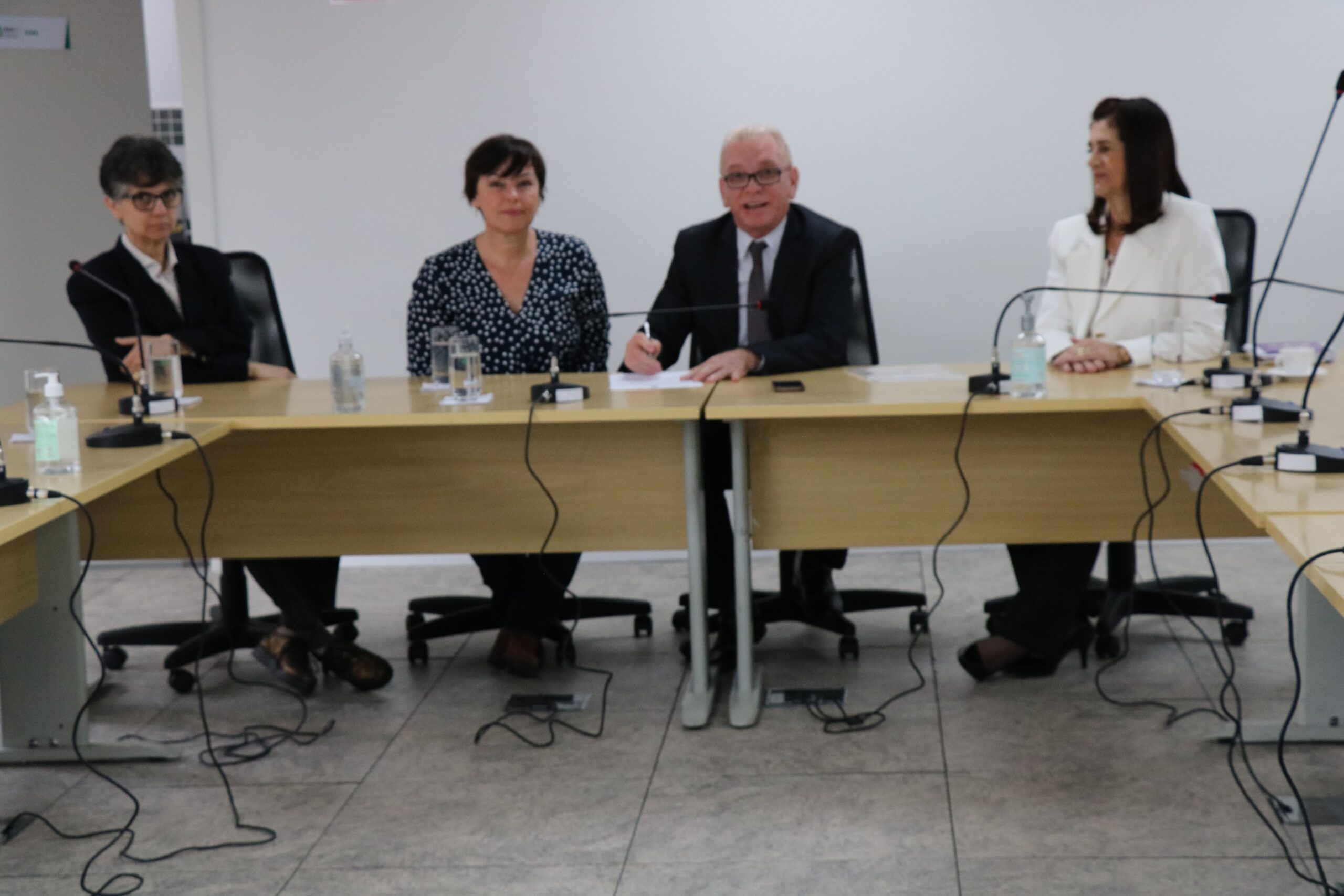 Na foto, da esquerda para a direita, a presidente da Comissão de Pesquisa Clínica Veterinária do CRMV-SP, Greyce Lousana; a nova integrante, Giselle Kindlein; o presidente e a tesoureira do Regional, Odemilson Donizete Mossero e Rosemary Viola Bosch.