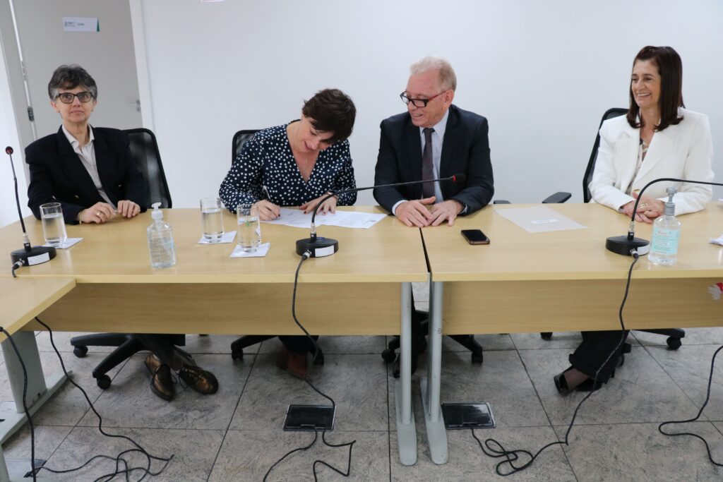 Na foto, da esquerda para a direita, a presidente da Comissão de Pesquisa Clínica Veterinária do CRMV-SP, Greyce Lousana; a nova integrante, Giselle Kindlein; o presidente e a tesoureira do Regional, Odemilson Donizete Mossero e Rosemary Viola Bosch.