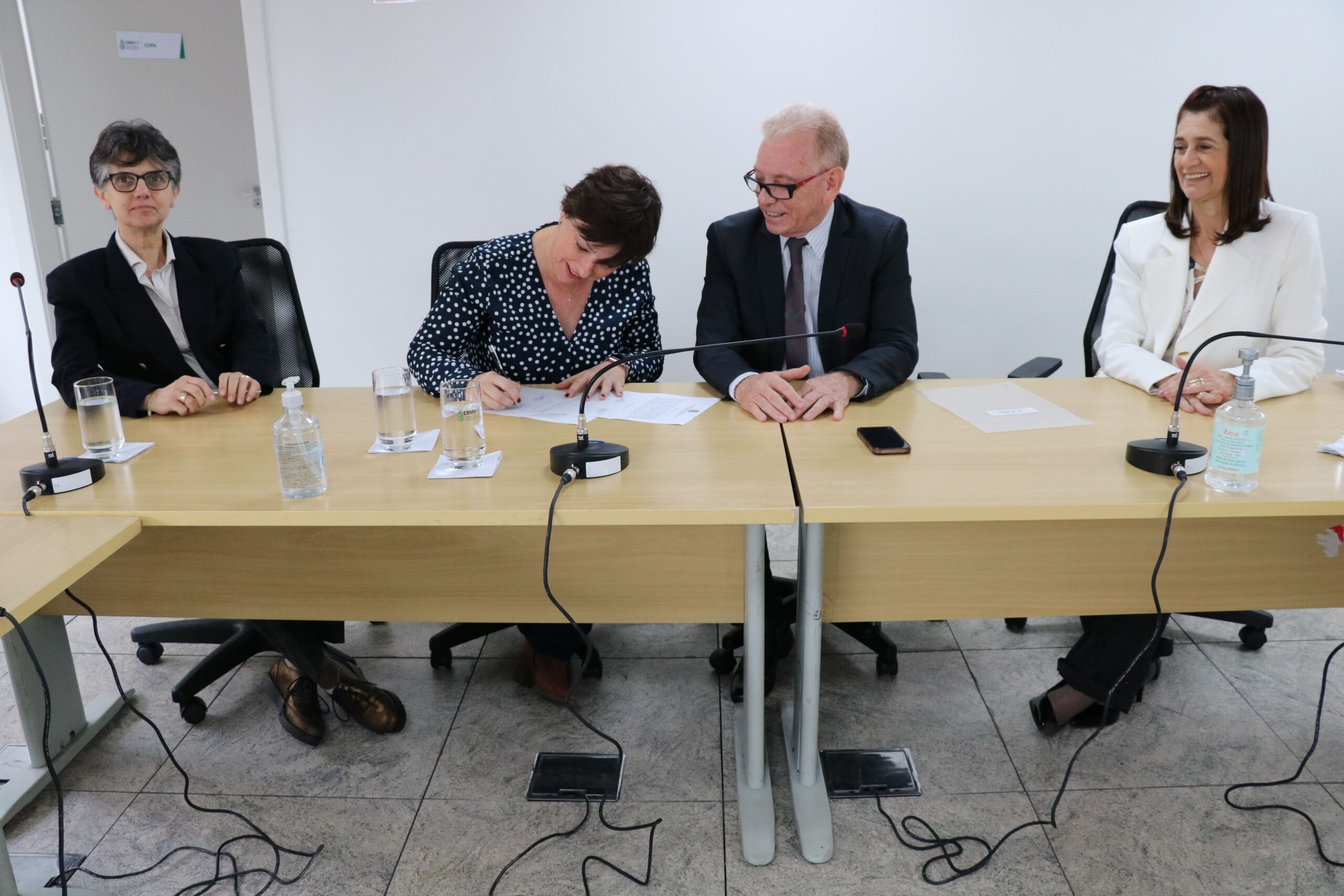 Na foto, da esquerda para a direita, a presidente da Comissão de Pesquisa Clínica Veterinária do CRMV-SP, Greyce Lousana; a nova integrante, Giselle Kindlein; o presidente e a tesoureira do Regional, Odemilson Donizete Mossero e Rosemary Viola Bosch.