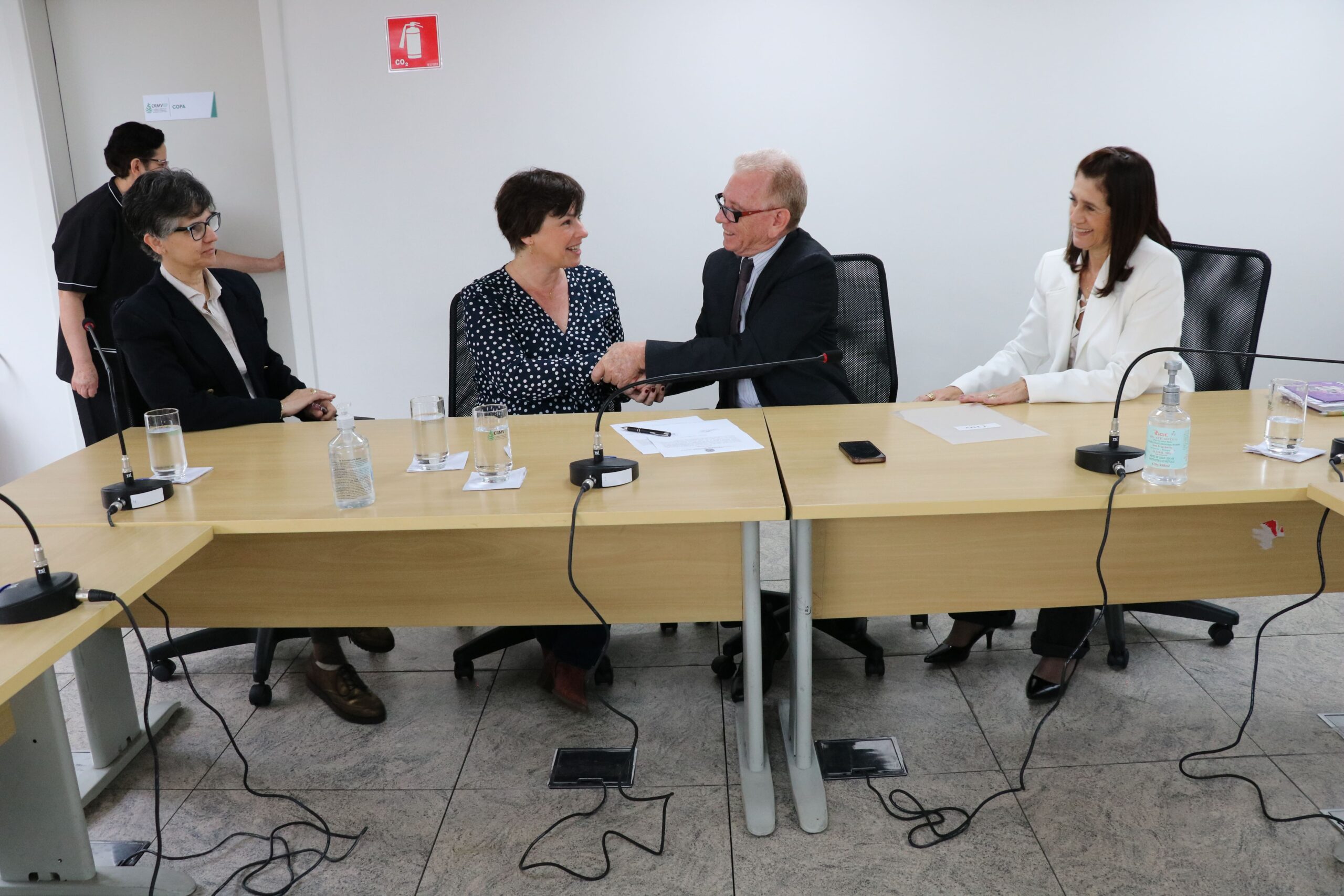 Na foto, da esquerda para a direita, a presidente da Comissão de Pesquisa Clínica Veterinária do CRMV-SP, Greyce Lousana; a nova integrante, Giselle Kindlein; o presidente e a tesoureira do Regional, Odemilson Donizete Mossero e Rosemary Viola Bosch.
