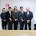 Da esquerda para a direita: as integrantes da Comissão de Pesquisa Clínica Veterinária do CRMV-SP, Clea Camargo e Tatiana Gotti; a presidente da Comissão, Greyce Lousana; as integrantes, Silvana Gorniak e Giselle Kindlein; o presidente e a tesoureira do Regional, Odemilson Donizete Mossero e Rosemary Viola Bosch.