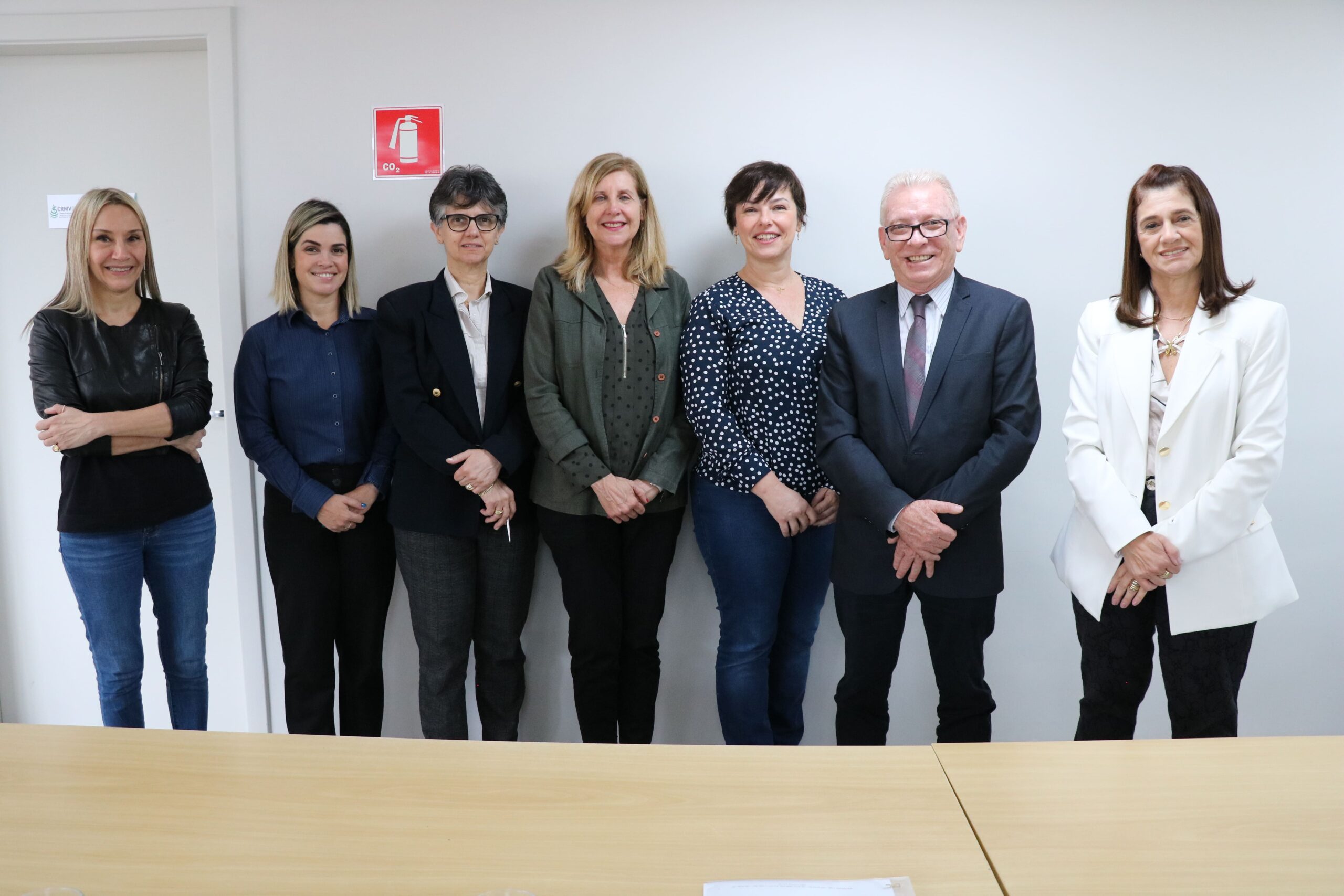 Da esquerda para a direita: as integrantes da Comissão de Pesquisa Clínica Veterinária do CRMV-SP, Clea Camargo e Tatiana Gotti; a presidente da Comissão, Greyce Lousana; as integrantes, Silvana Gorniak e Giselle Kindlein; o presidente e a tesoureira do Regional, Odemilson Donizete Mossero e Rosemary Viola Bosch.