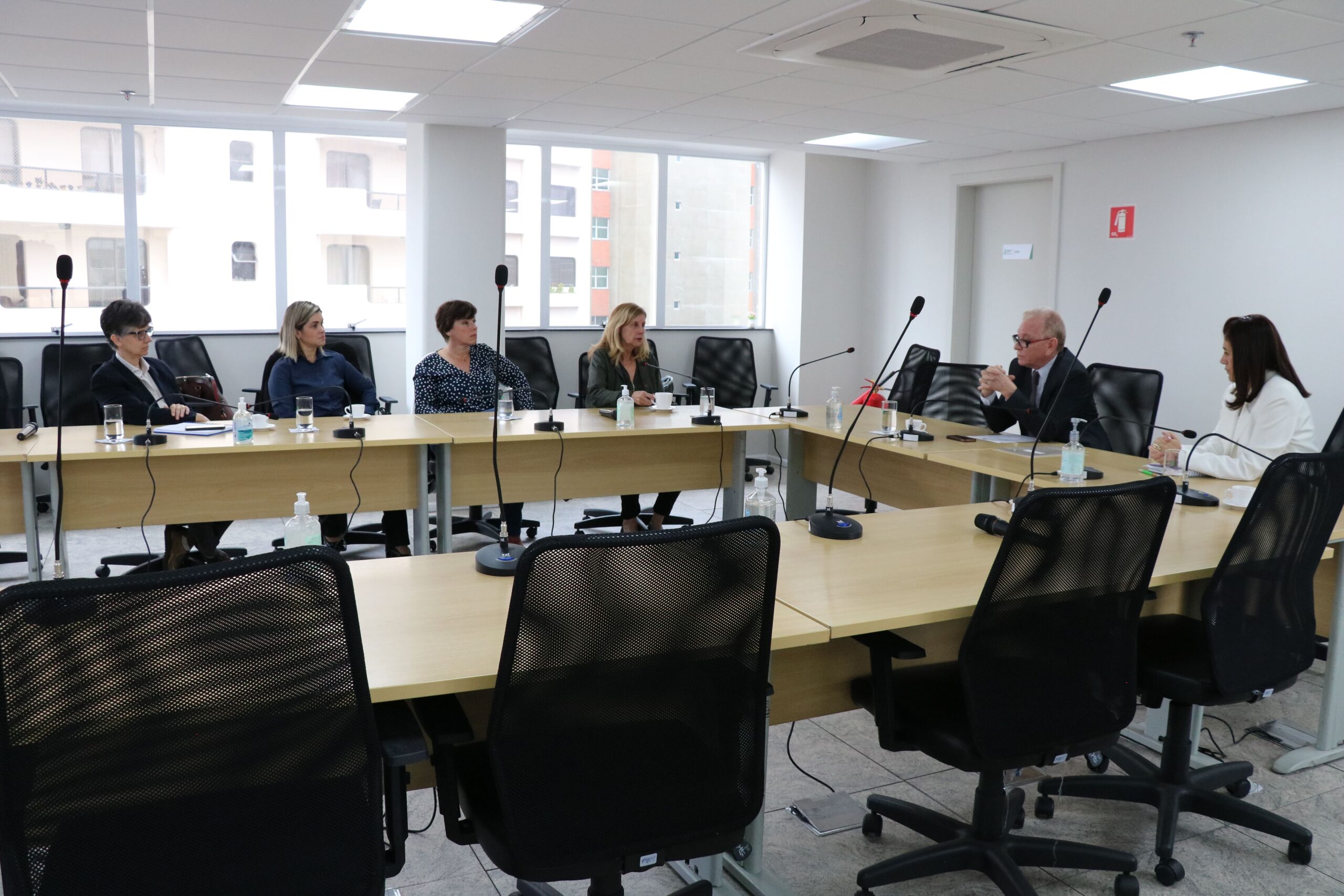 Na foto, a presidente e as integrantes da Comissão de Pesquisa Clínica Veterinária do CRMV-SP, Greyce Balthazar Lousana, Tatiana Barrionuevo Gotti, Giselle Kindlein e Silvana Lima Gorniak; o presidente do Regional, Odemilson Donizete Mossero; e a tesoureira da autarquia, Rosemary Viola Bosch.