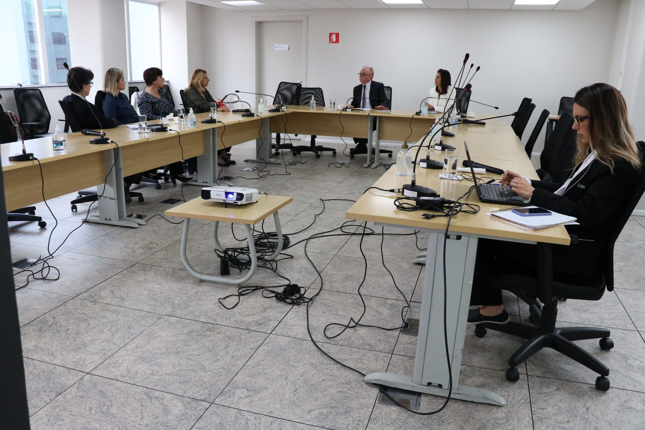 Na foto, a presidente e as integrantes da Comissão de Pesquisa Clínica Veterinária do CRMV-SP, Greyce Balthazar Lousana, Tatiana Barrionuevo Gotti, Giselle Kindlein e Silvana Lima Gorniak; o presidente do Regional, Odemilson Donizete Mossero; a tesoureira da autarquia, Rosemary Viola Bosch; e a assessora técnica médica-veterinária do CRMV-SP, Alessandra Karina da Silva Fonseca.
