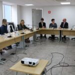 Na foto, da esquerda para a direita, as integrantes da Comissão de Pesquisa Clínica Veterinária do CRMV-SP, Clea Camargo, Tatiana Gotti, e Silvana Gorniak; a presidente da Comissão, Greyce Lousana; a nova integrante, Giselle Kindlein; o presidente e a tesoureira do Regional, Odemilson Donizete Mossero e Rosemary Viola Bosch.