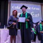 Na foto, a representante regional do CRMV-SP, Elma Polegato, e o formando Renan Fabrício Gonela, recebendo certificado por sua aprovação em primeiro lugar no conjunto das disciplinas profissionalizantes do curso de Zootecnia da Unesp-Dracena.