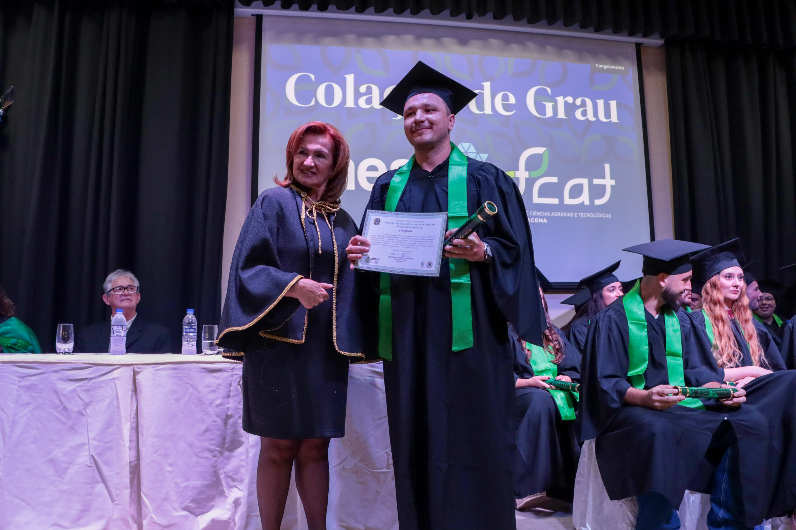 Na foto, a representante regional do CRMV-SP, Elma Polegato, e o formando Renan Fabrício Gonela, recebendo certificado por sua aprovação em primeiro lugar no conjunto das disciplinas profissionalizantes do curso de Zootecnia da Unesp-Dracena.