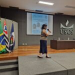 Na foto, a integrante da Comissão de Medicina Veterinária Legal do CRMV-SP, Ana Cristina Tasaka, fazendo a introdução sobre o trabalho do Regional e da Comissão.