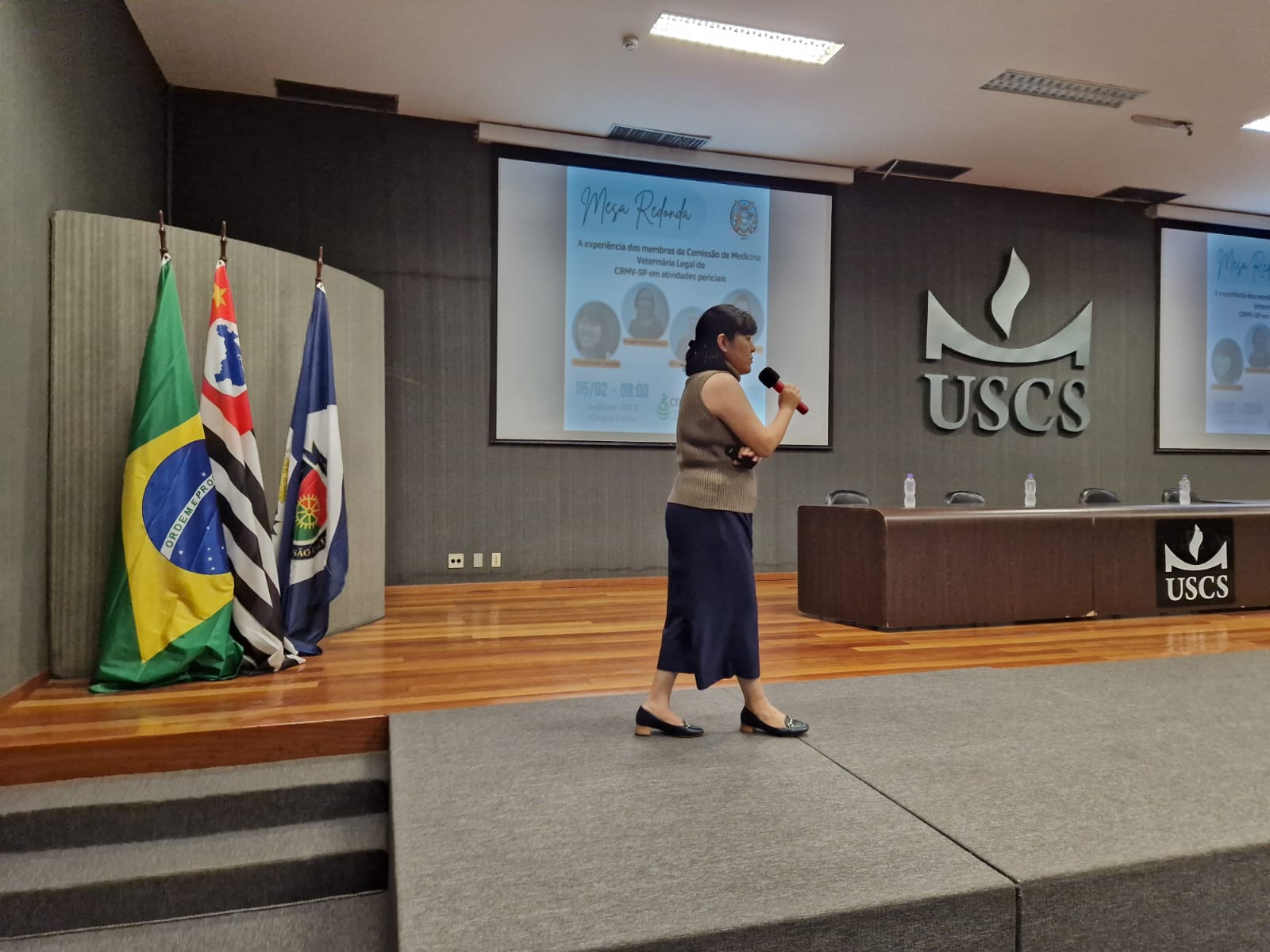 Na foto, a integrante da Comissão de Medicina Veterinária Legal do CRMV-SP, Ana Cristina Tasaka, fazendo a introdução sobre o trabalho do Regional e da Comissão.