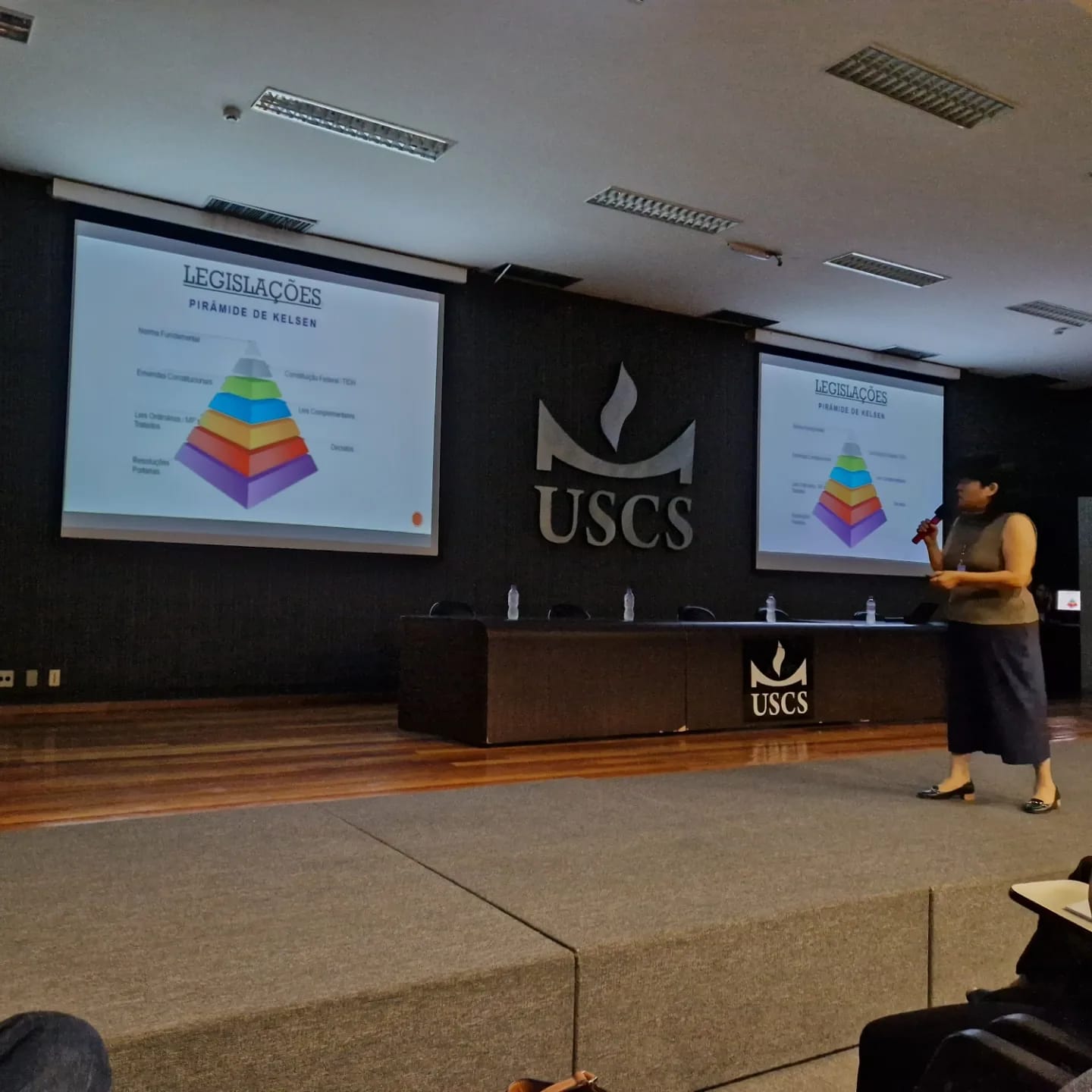 Na foto, a integrante da Comissão, Ana Cristina Tasaka, abordando o trabalho do CRMV-SP e da Comissão.