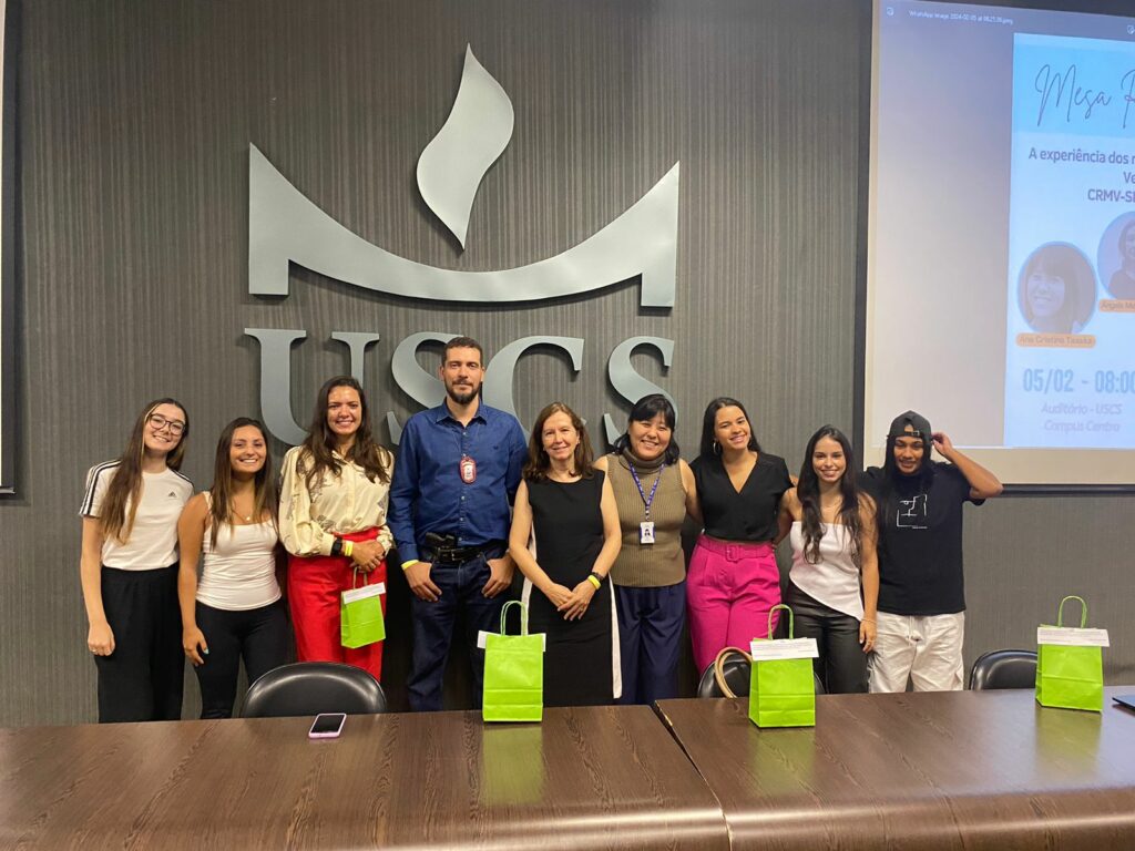 Na imagem estão membros da Comissão de Medicina Veterinária Legal do Conselho Regional de Medicina Veterinária do Estado de São Paulo e formandos, posando para a foto.