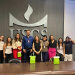 Na imagem estão membros da Comissão de Medicina Veterinária Legal do Conselho Regional de Medicina Veterinária do Estado de São Paulo e formandos, posando para a foto.