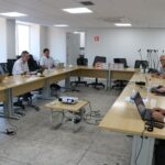 Na foto, da direita para a esquerda, os médicos-veterinários membros da CER, Claudia Sophia Leschonski, que integra também a Comissão de Bem-estar Animal do CRMV-SP; Otávio Diniz, presidente da Comissão de Fiscalização; Cláudio Regis Depes, membro da Comissão de Saúde Pública Veterinária; e Antonio Queiroz de Almeida Sampaio, integrante da Comissão de Saúde Animal; a assistente administrativa, Laura Louise dos Santos; o coordenador jurídico, Marcos Antonio Alves.