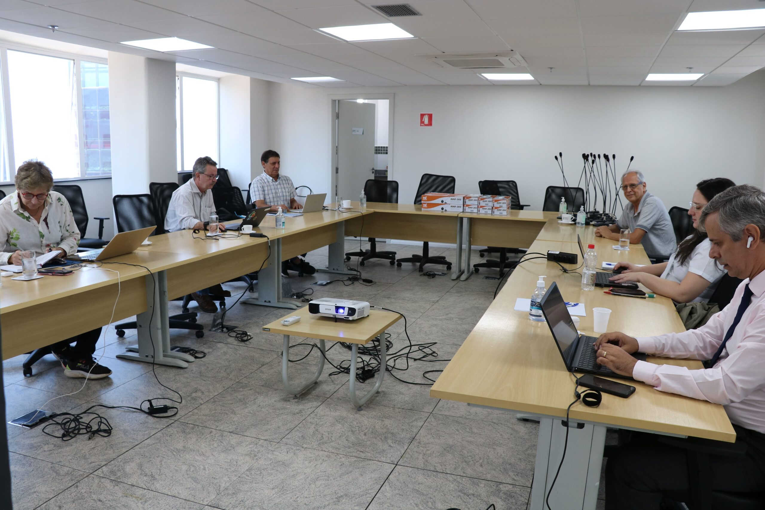 Na foto, da direita para a esquerda, os médicos-veterinários membros da CER, Claudia Sophia Leschonski, que integra também a Comissão de Bem-estar Animal do CRMV-SP; Otávio Diniz, presidente da Comissão de Fiscalização; Cláudio Regis Depes, membro da Comissão de Saúde Pública Veterinária; e Antonio Queiroz de Almeida Sampaio, integrante da Comissão de Saúde Animal; a assistente administrativa, Laura Louise dos Santos; o coordenador jurídico, Marcos Antonio Alves.