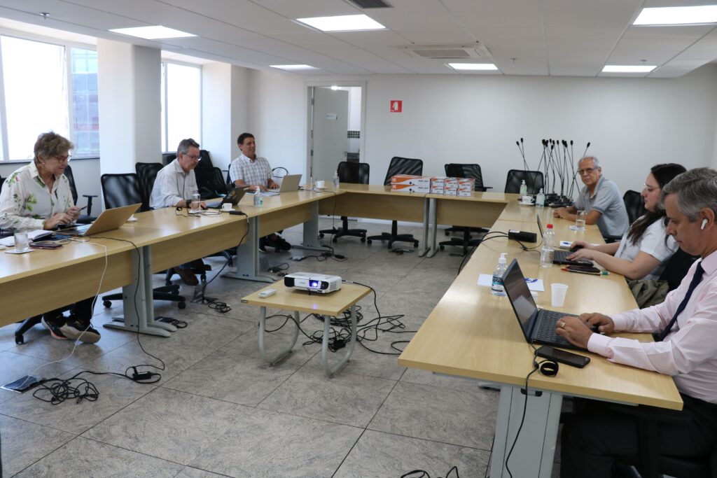 Na foto, da direita para a esquerda, os médicos-veterinários membros da CER, Claudia Sophia Leschonski, que integra também a Comissão de Bem-estar Animal do CRMV-SP; Otávio Diniz, presidente da Comissão de Fiscalização; Cláudio Regis Depes, membro da Comissão de Saúde Pública Veterinária; e Antonio Queiroz de Almeida Sampaio, integrante da Comissão de Saúde Animal; a assistente administrativa, Laura Louise dos Santos; o coordenador jurídico, Marcos Antonio Alves, que participou para esclarecer dúvidas a respeito da legislação eleitoral.