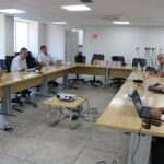 Na foto, da direita para a esquerda, os médicos-veterinários membros da CER, Claudia Sophia Leschonski, que integra também a Comissão de Bem-estar Animal do CRMV-SP; Otávio Diniz, presidente da Comissão de Fiscalização; Cláudio Regis Depes, membro da Comissão de Saúde Pública Veterinária; e Antonio Queiroz de Almeida Sampaio, integrante da Comissão de Saúde Animal; a assistente administrativa, Laura Louise dos Santos; o coordenador jurídico, Marcos Antonio Alves, que participou para esclarecer dúvidas a respeito da legislação eleitoral.