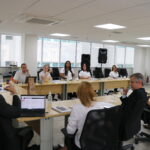 Ao fundo, da direita para a esquerda: o coordenador financeiro, Emanoel Coelho; a responsável pela gestão de pessoas, Rosana Souto; a chefe de atendimento e unidades regionais, Juliana Patrícia Vasconcelos; a coordenadora de atendimento e registros, Geni Silva; e a assessora técnica médica-veterinária, Alessandra Karina Fonseca.