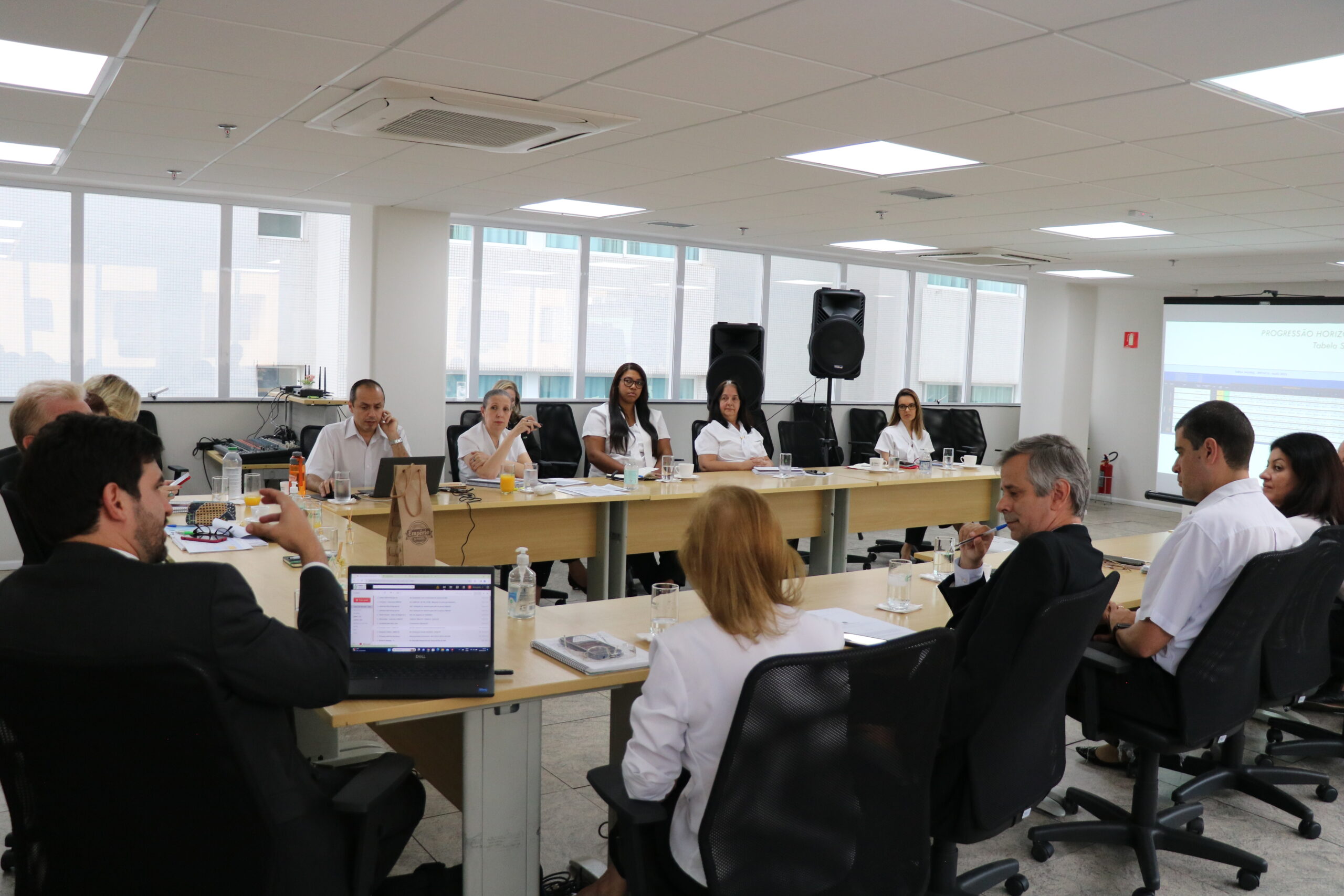 Ao fundo, da direita para a esquerda: o coordenador financeiro, Emanoel Coelho; a responsável pela gestão de pessoas, Rosana Souto; a chefe de atendimento e unidades regionais, Juliana Patrícia Vasconcelos; a coordenadora de atendimento e registros, Geni Silva; e a assessora técnica médica-veterinária, Alessandra Karina Fonseca.