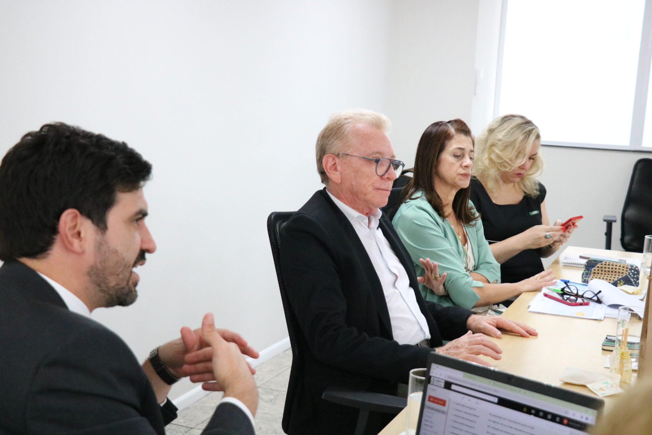 Na foto, da direita para a esquerda: o assessor jurídico e administrativo do CRMV-SP, Bruno Fassoni; o presidente do Regional, Odemilson Donizete Mossero; a tesoureira, Rosemary Viola Bosch; e a chefe de gabinete, Renata Rezende.