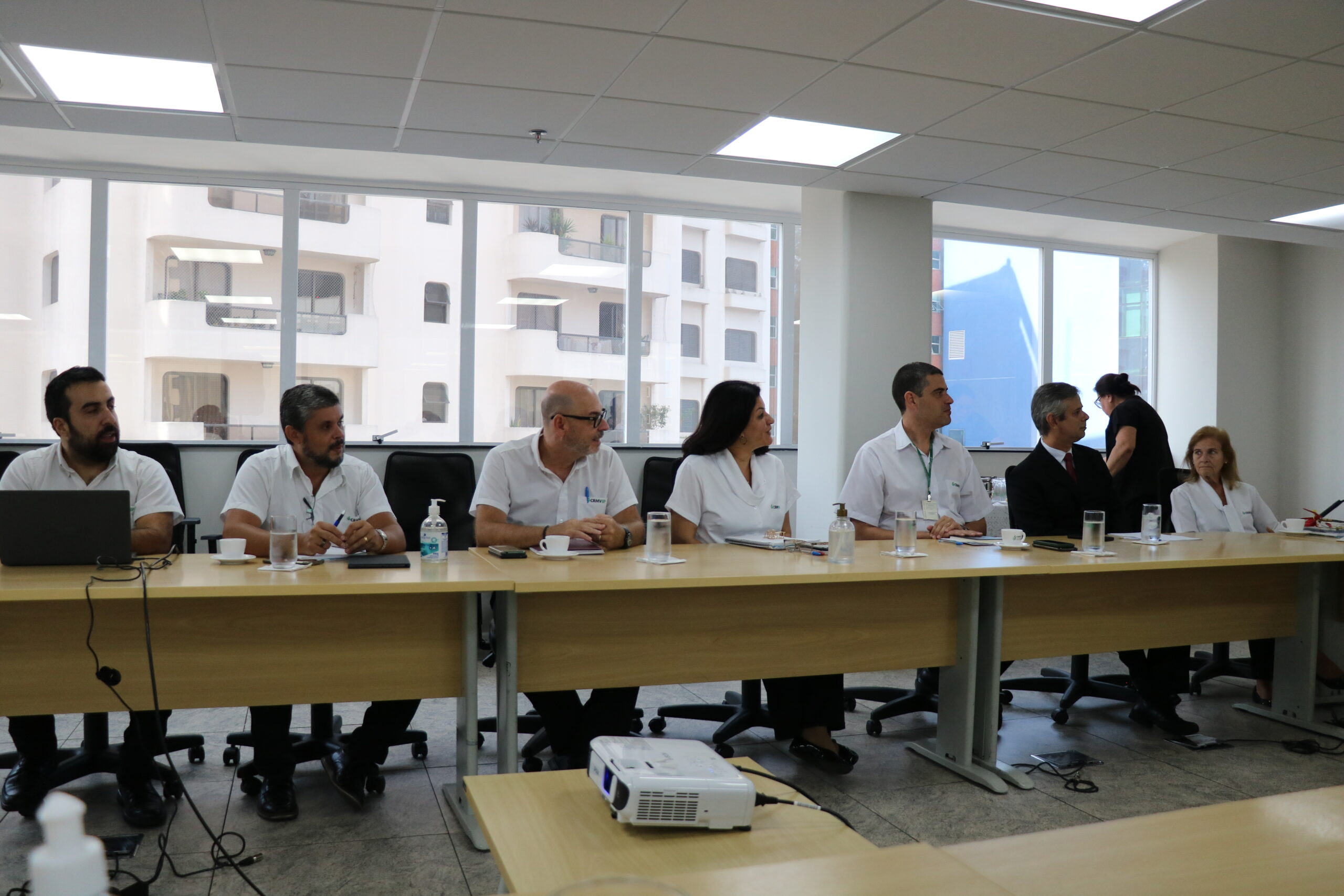 Na foto, da direita para a esquerda: o chefe de tecnologia da informação, Richard Almeida; o coordenador de tecnologia da informação, Marcos Lima; o coordenador de fiscalização e multas, Artur Ribeiro; a coordenadora de ética-profissional, Silvana Basaglia; o diretor técnico médico-veterinário, Leonardo Burlini; o coordenador jurídico, Marcos Antonio Alves; e a coordenadora administrativa, Lenice Ferreira.