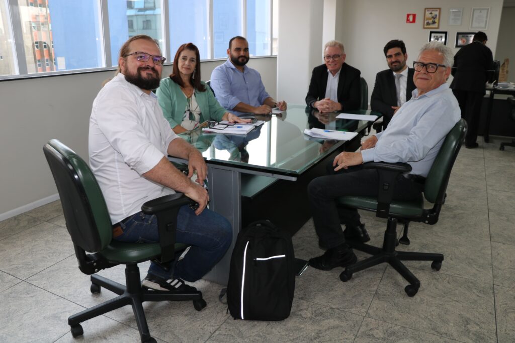 Na foto, estão em reunião: Christiano Veloso Porto, arquiteto do CFMV (à frente); Rosemary Viola Bosch, tesoureira e presidente da Comissão de Responsabilidade Técnica do CRMV-SP; Luis Fernando Rocha Lopes, engenheiro do CFMV; Odemilson Donizete Mossero, presidente do Regional (ao fundo); Bruno Fassoni de Oliveira, assessor jurídico e administrativo do CRMV-SP; e Lúcio Freitas, engenheiro do Regional.