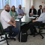 Na foto, estão em reunião: Christiano Veloso Porto, arquiteto do CFMV (à frente); Rosemary Viola Bosch, tesoureira e presidente da Comissão de Responsabilidade Técnica do CRMV-SP; Luis Fernando Rocha Lopes, engenheiro do CFMV; Odemilson Donizete Mossero, presidente do Regional (ao fundo); Bruno Fassoni de Oliveira, assessor jurídico e administrativo do CRMV-SP; e Lúcio Freitas, engenheiro do Regional.