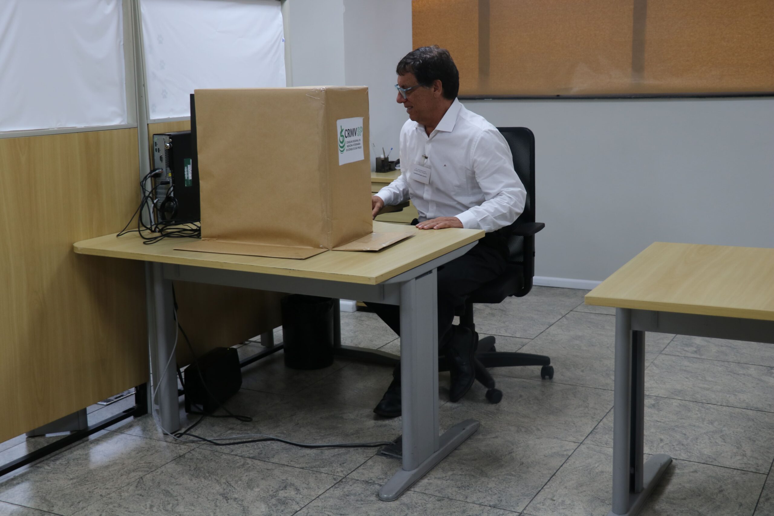 Na foto, o presidente da CER, Cláudio Regis Depes, durante votação.