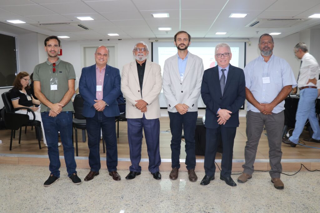 Na foto, representante das quatro chapas concorrentes: o candidato a tesoureiro pela chapa 3 -Evolução, Rodrigo Soares Mainardi; o candidato a presidente pela chapa 4 – Inovar para Transformar, Fábio Manhoso; o representante do CFMV, o secretário-geral José Maria dos Santos Filho; o candidato a presidente pela chapa 1 – Valoriza Vet, Daniel Zacharias Zago; o presidente do CRMV-SP, Odemilson Donizete Mossero; o candidato a presidente pela chapa 2 – Renovação Já, Ciro Gassenferth Oliveira.