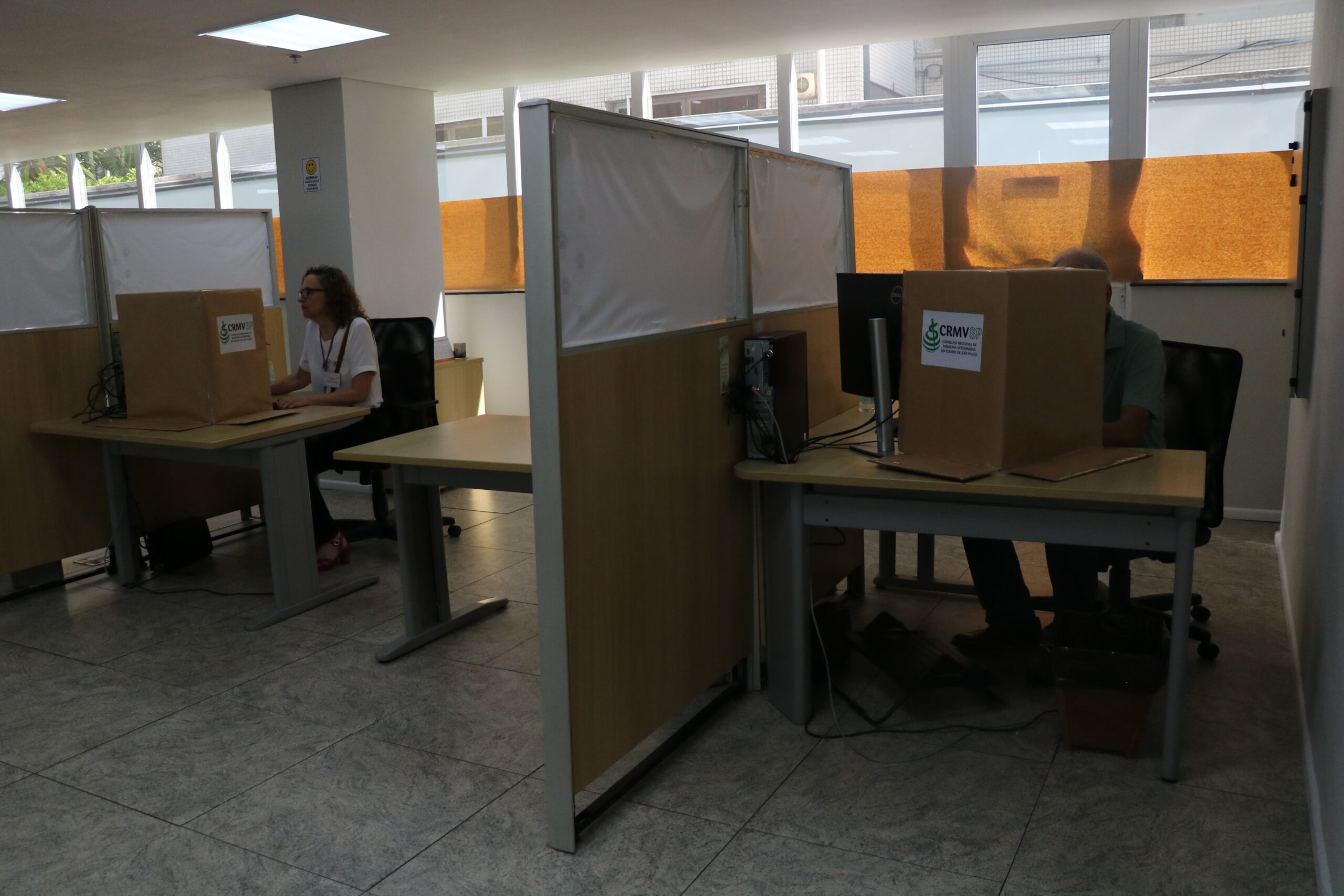 Na foto, efetuando o voto, os integrantes da CER Adriana Maria Lopes Vieira e Antonio Queiroz de Almeida Sampaio.