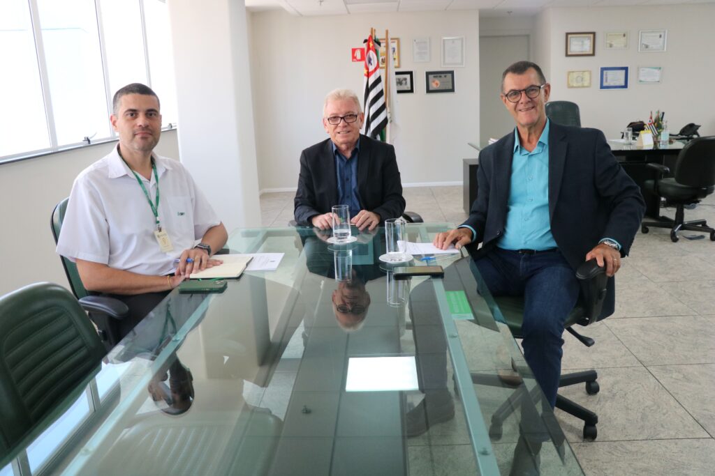 Na foto, sentados, o presidente do CRMV-SP, Odemilson Donizete Mossero; o presidente da Comissão de Representantes Regionais do Estado de São Paulo, Márcio Rangel de Melo; o diretor técnico médico-veterinário do Regional, Leonardo Burlini Soares.