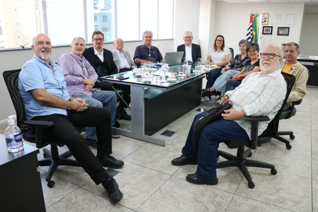 Na foto estão os auditores fiscais agropecuários associados da Afama. Eles posam para a foto e estão sorrindo. Da esquerda para a direita, os médicos-veterinários associados Alexandre José Scarpelini, Abrahão Buchatski, Ullysses Thuler Prado Ribeiro, José Guedes Deak, Marcelo Laurino, Odemilson Donizete Mossero, Gisele Leite Camargo, Maria Fernanda Caliari, Ione Mabe, Telmisio Cunha, Vinício Angelici.