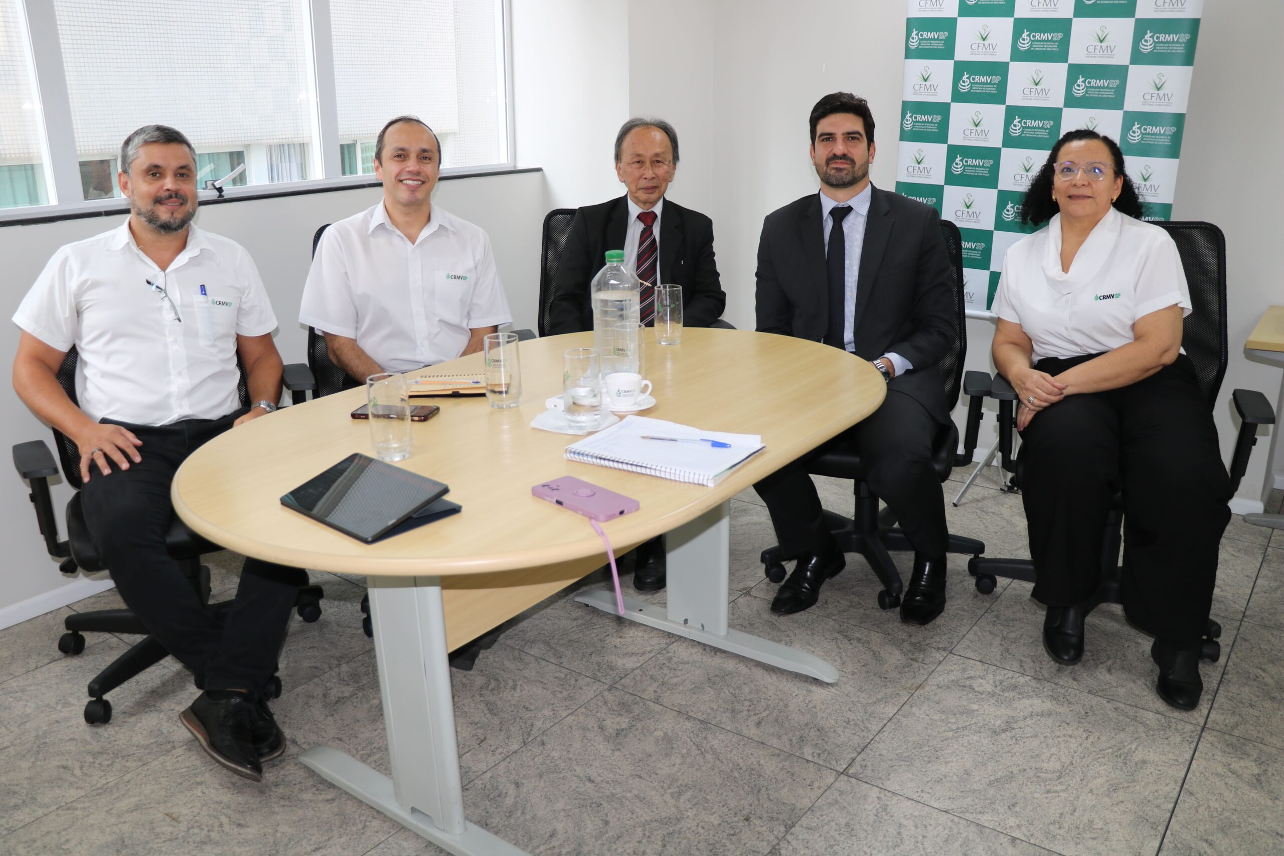 Da esquerda para a direita, o coordenador de tecnologia da informação, Marcos Lima; o coordenador financeiro, Emanoel Coelho; o consultor da Fundação Vanzolini, Tomás Kameyama; o diretor jurídico e administrativo, Bruno Fassoni; e a controladora interna, Mônica Cristina de Britto Scaglione.