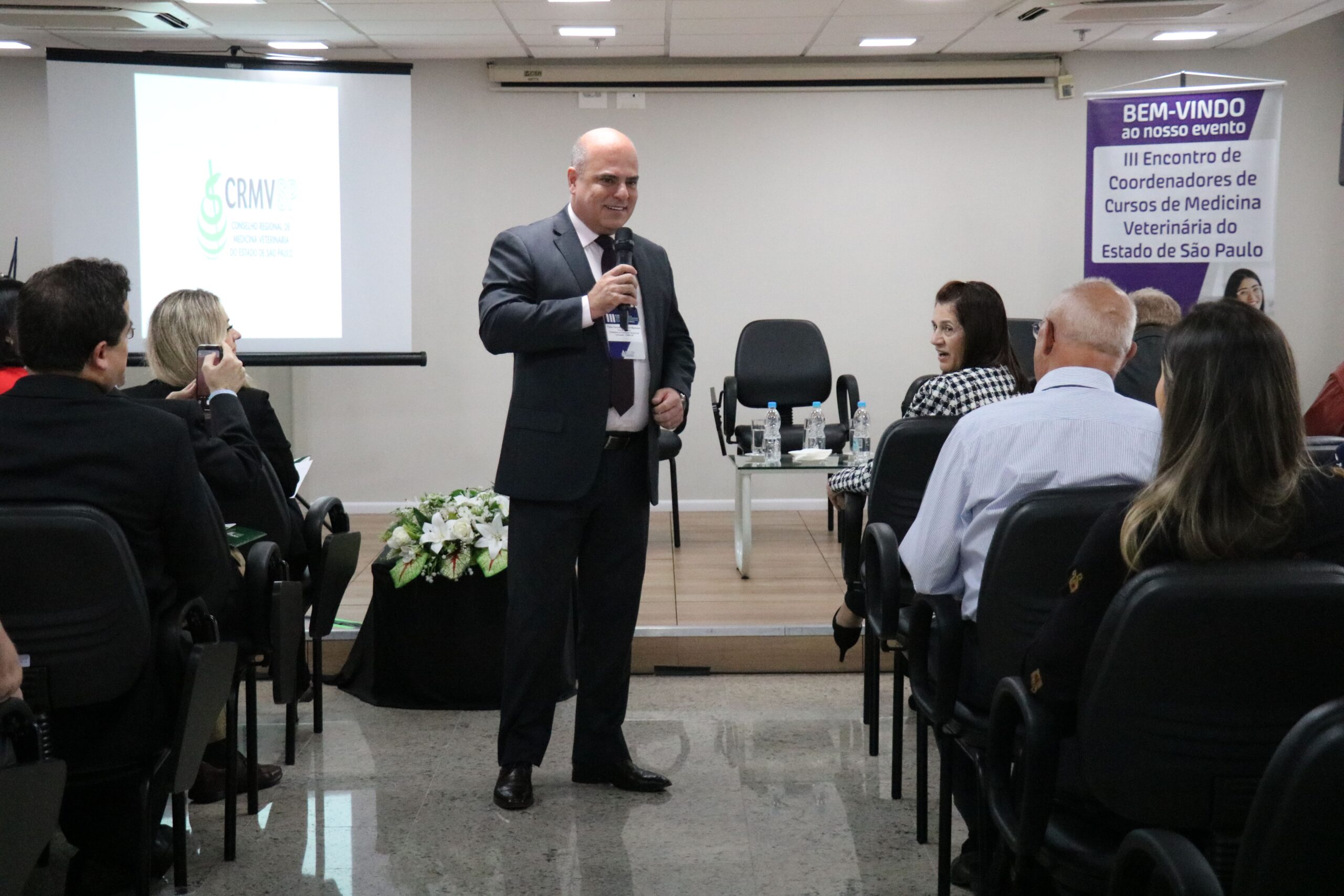 Na foto, o vice-presidente do CRMV-SP e presidente da Comissão Técnica de Educação, Fábio Manhoso, que é coordenador de curso na Universidade de Marília (Unimar).