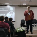 Na foto, o médico-veterinário Sérgio Lobato, presidente da Associação de Gestão Técnica Veterinária, está apresentando a palestra Responsabilidade Técnica em Instituições de Ensino Superior.