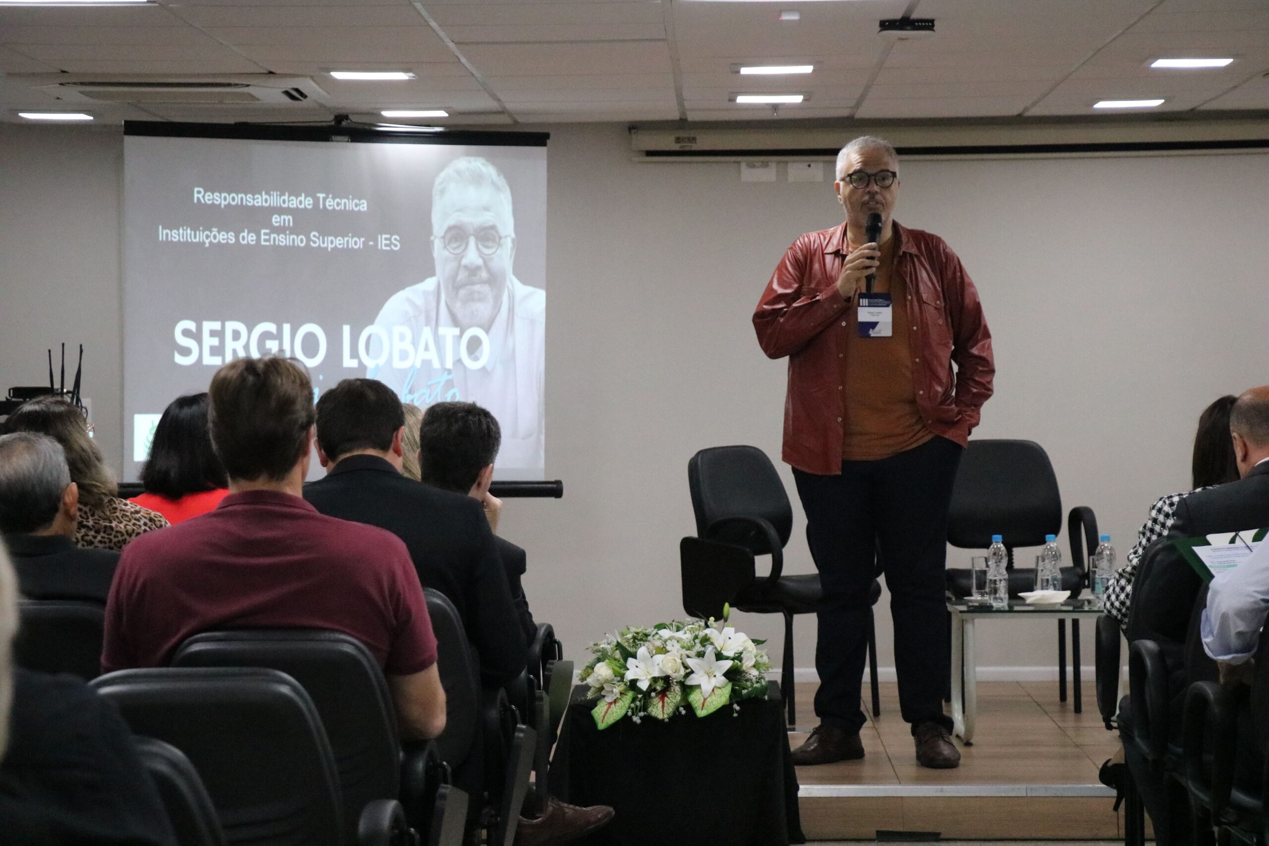 Na foto, o médico-veterinário Sérgio Lobato, presidente da Associação de Gestão Técnica Veterinária, está apresentando a palestra Responsabilidade Técnica em Instituições de Ensino Superior.