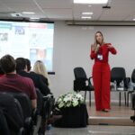 Na foto, a advogada especializada em Direito da Medicina e Direito Veterinário, Renata Arruda, está apresentando a palestra Responsabilidade civil e ética do médico-veterinário: como estamos ensinando.