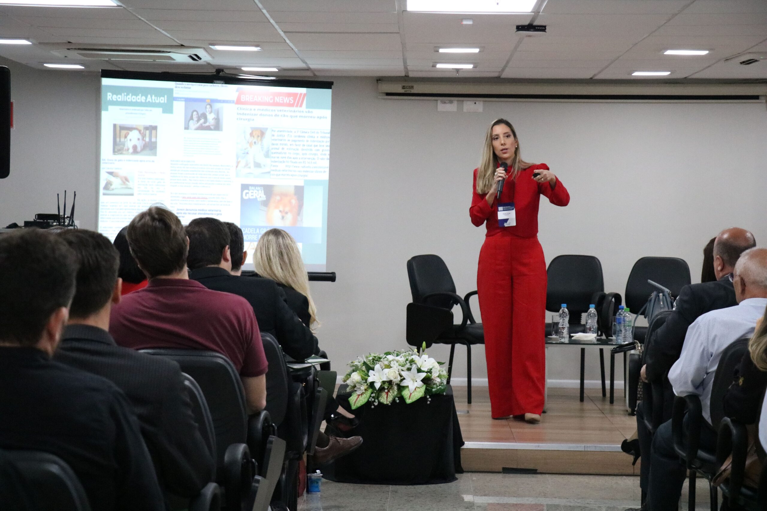 Na foto, a advogada especializada em Direito da Medicina e Direito Veterinário, Renata Arruda, está apresentando a palestra Responsabilidade civil e ética do médico-veterinário: como estamos ensinando.