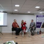 Os dois palestrantes do período da manhã, Sérgio Lobato e Renata Arruda, estão ao lado do membro da Comissão Técnica de Educação do CRMV-SP, Antonio José de Araújo Aguiar, em debate após as duas primeiras apresentações.