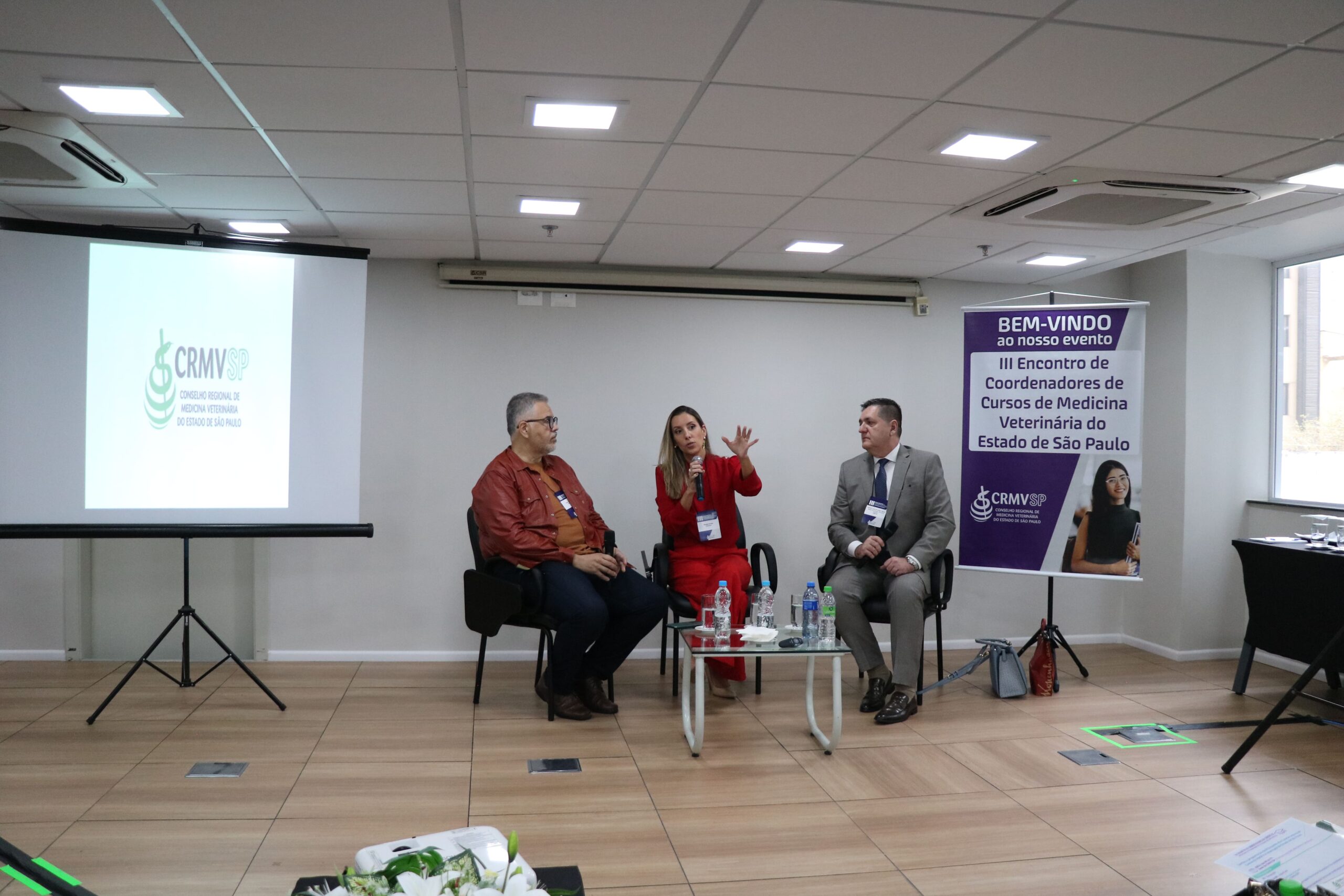 Os dois palestrantes do período da manhã, Sérgio Lobato e Renata Arruda, estão ao lado do membro da Comissão Técnica de Educação do CRMV-SP, Antonio José de Araújo Aguiar, em debate após as duas primeiras apresentações.