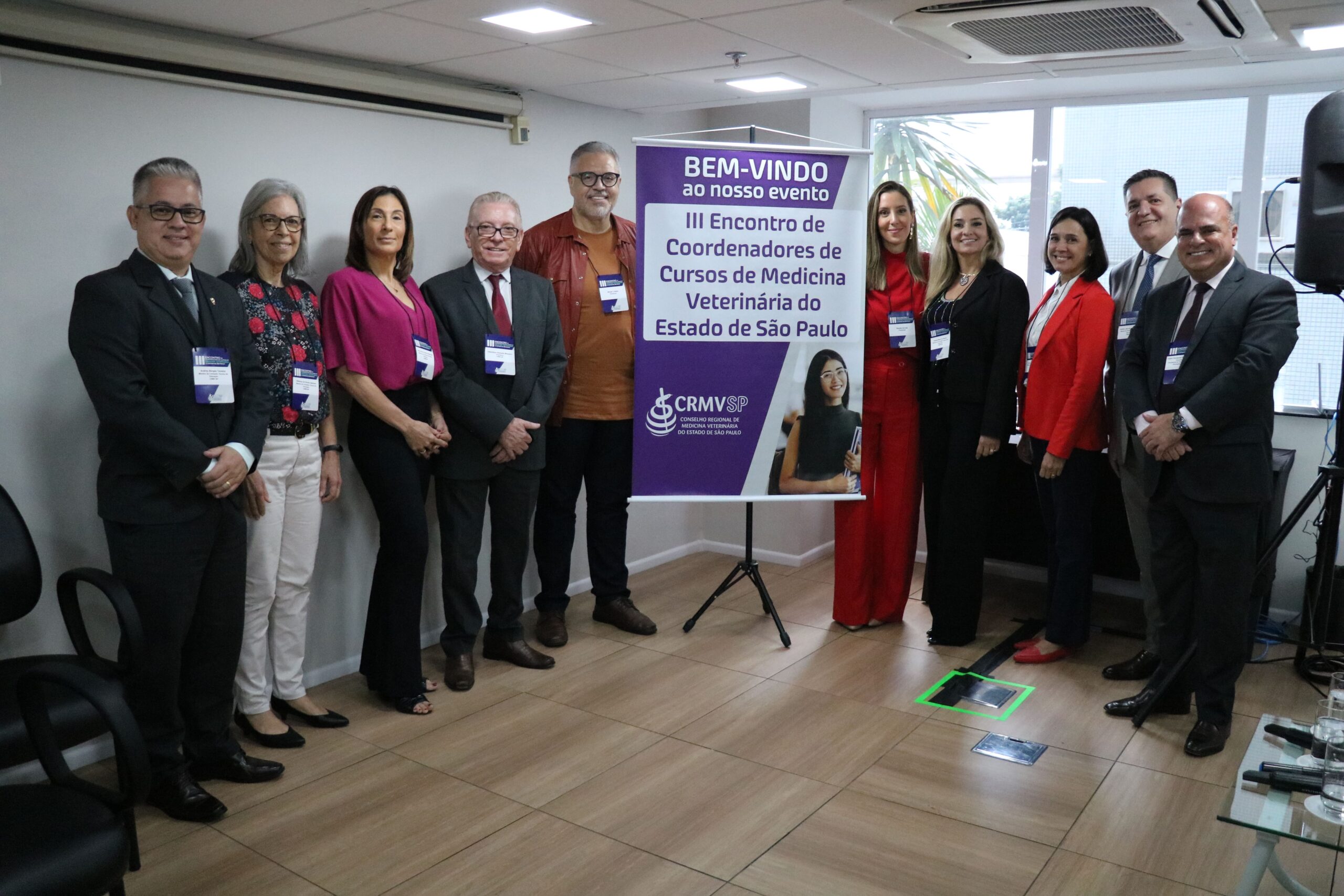 Da esquerda para a direita, os integrantes da Comissão Técnica de Educação do CRMV-SP, Andrey Borges Teixeira, Helenice Spinosa e Katia Bresciani; o presidente do CRMV-SP, Odemilson Donizete Mossero; o palestrante Sérgio Lobato, presidente da Associação de Gestão Técnica Veterinária; a advogada especializada em Direito da Medicina e Direito Veterinário, Renata Arruda; os membros da Comissão de Educação do Regional, Glenda Maris de Barros, Gláucia Prada Kanashiro, Antonio José de Araújo Aguiar e o presidente Fábio Manhoso.