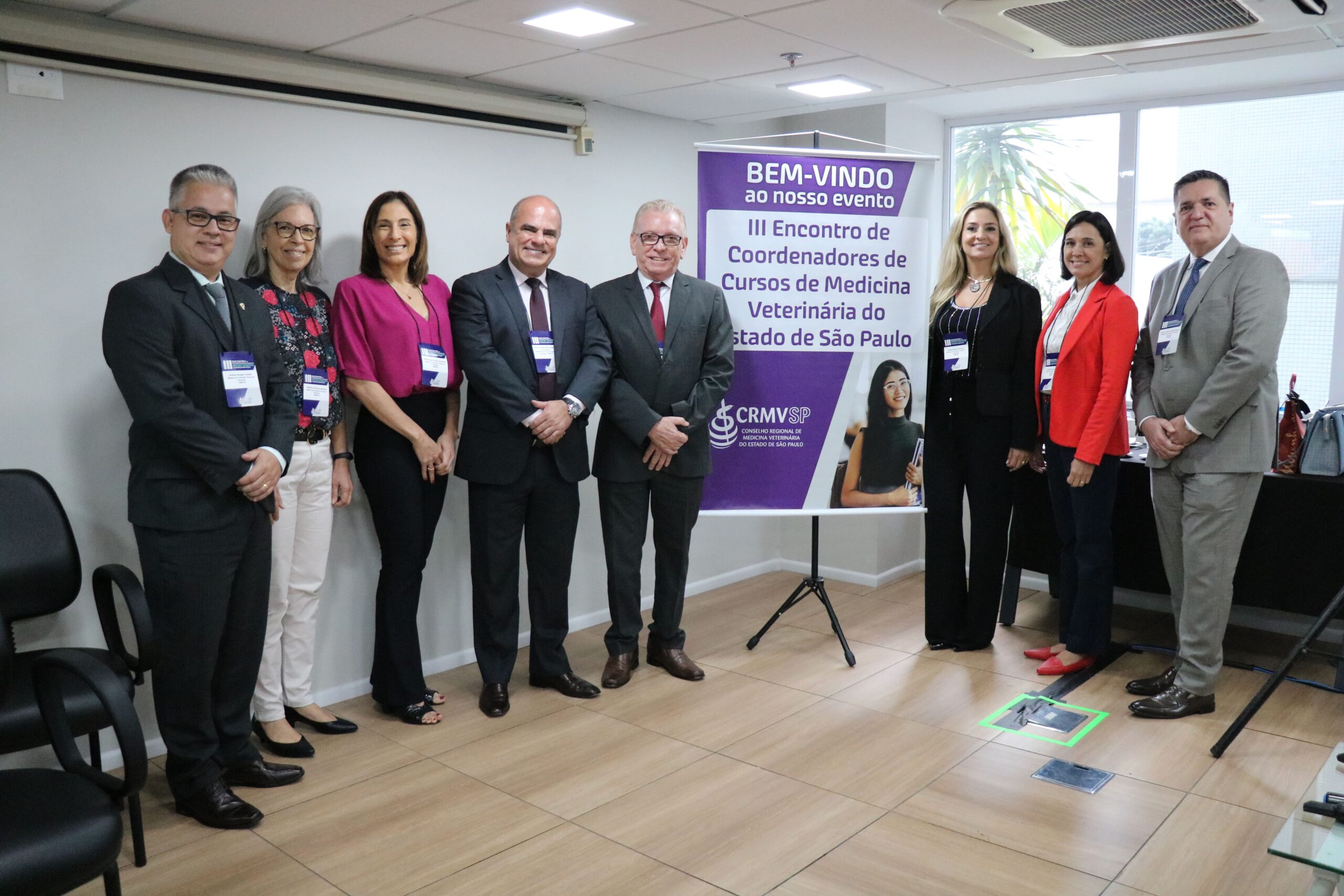 Os integrantes da Comissão Técnica de Educação do CRMV-SP, Andrey Borges Teixeira, Helenice Spinosa, Katia Bresciani e Fábio Manhoso (presidente); o presidente do CRMV-SP, Odemilson Donizete Mossero; os membros da Comissão de Educação do Regional, Glenda Maris de Barros, Gláucia Prada Kanashiro e Antonio José de Araújo Aguiar.
