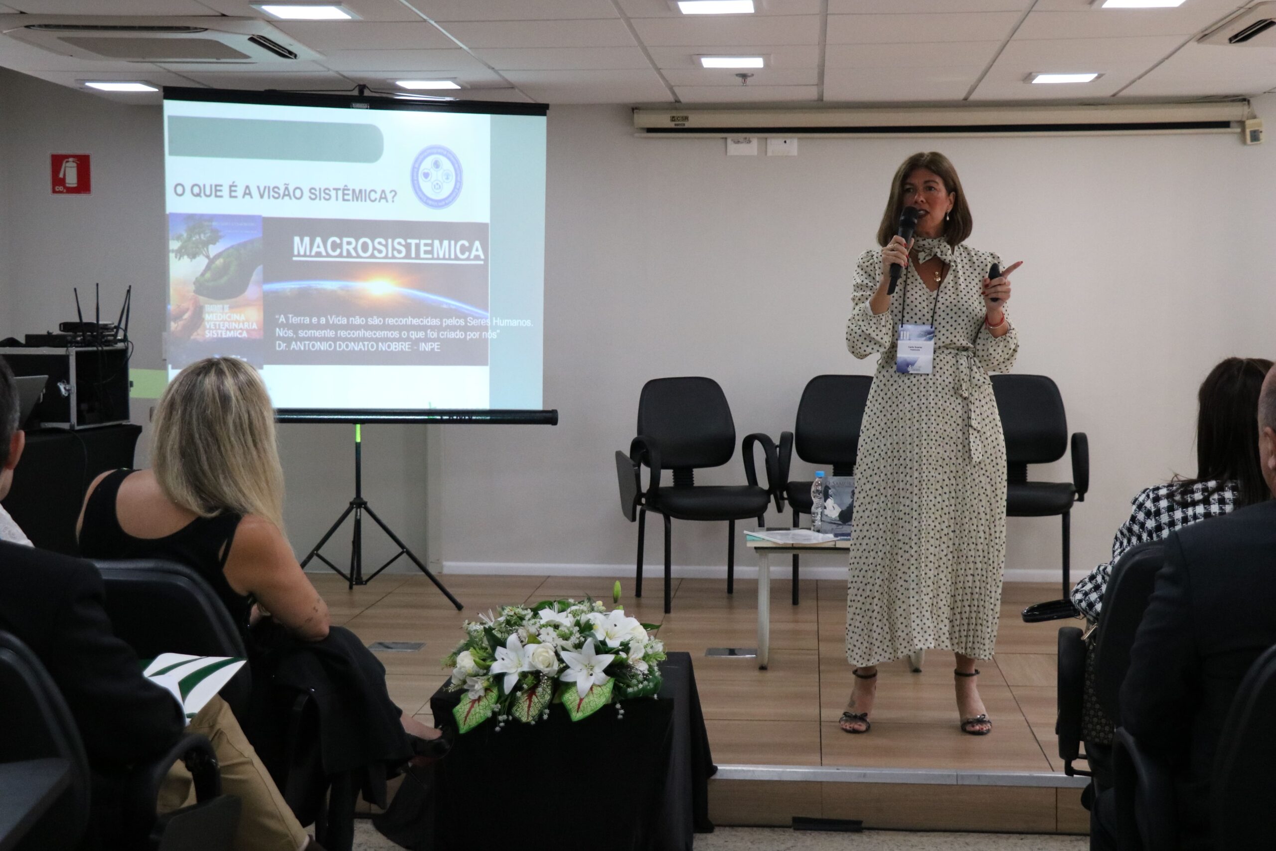 A médica-veterinária Carla Soares, fundadora e presidente do Programa de Formação em Medicina Veterinária Sistêmica, apresenta o tema A visão sistêmica como um caminho na educação do 3º milênio.