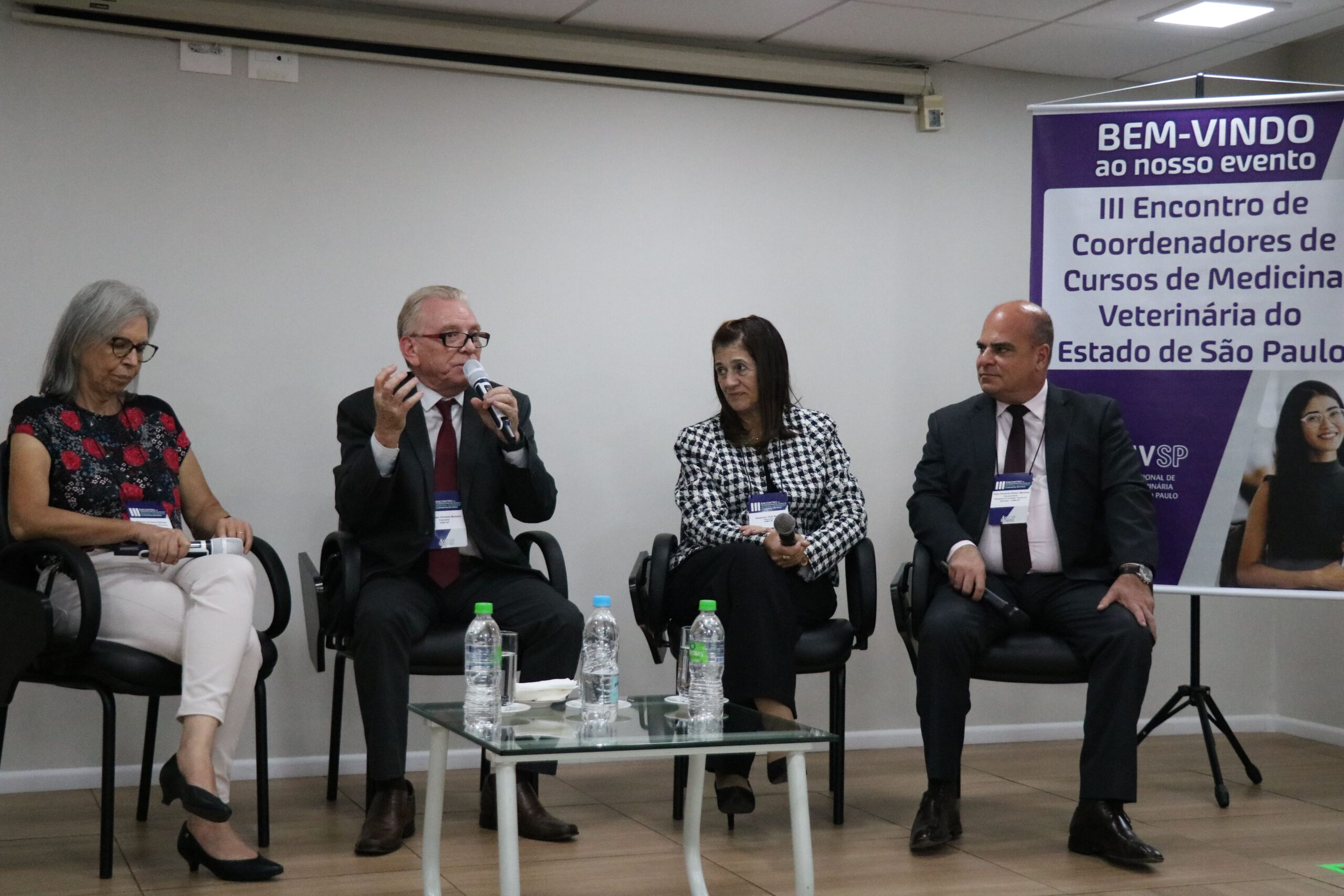 A integrante da Comissão de Educação do CRMV-SP, Helenice Spinosa; o presidente do CRMV-SP, Odemilson Donizete Mossero; a tesoureira e presidente da Comissão de Responsabilidade Técnica do CRMV-SP, Rosemary Viola Bosch; e o vice-presidente e presidente da Comissão Técnica de Educação do Regional, Fábio Manhoso. Eles estão sentados em cadeiras, para a realização do CRMV-SP Escuta Coordenadores.