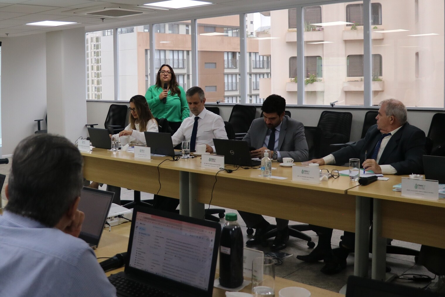 Durante a plenária, na presença da diretoria e conselheiros do CRMV-SP, a coordenadora de Comunicação apresenta o projeto de criação do canal de notícias do Conselho no WhatsApp.